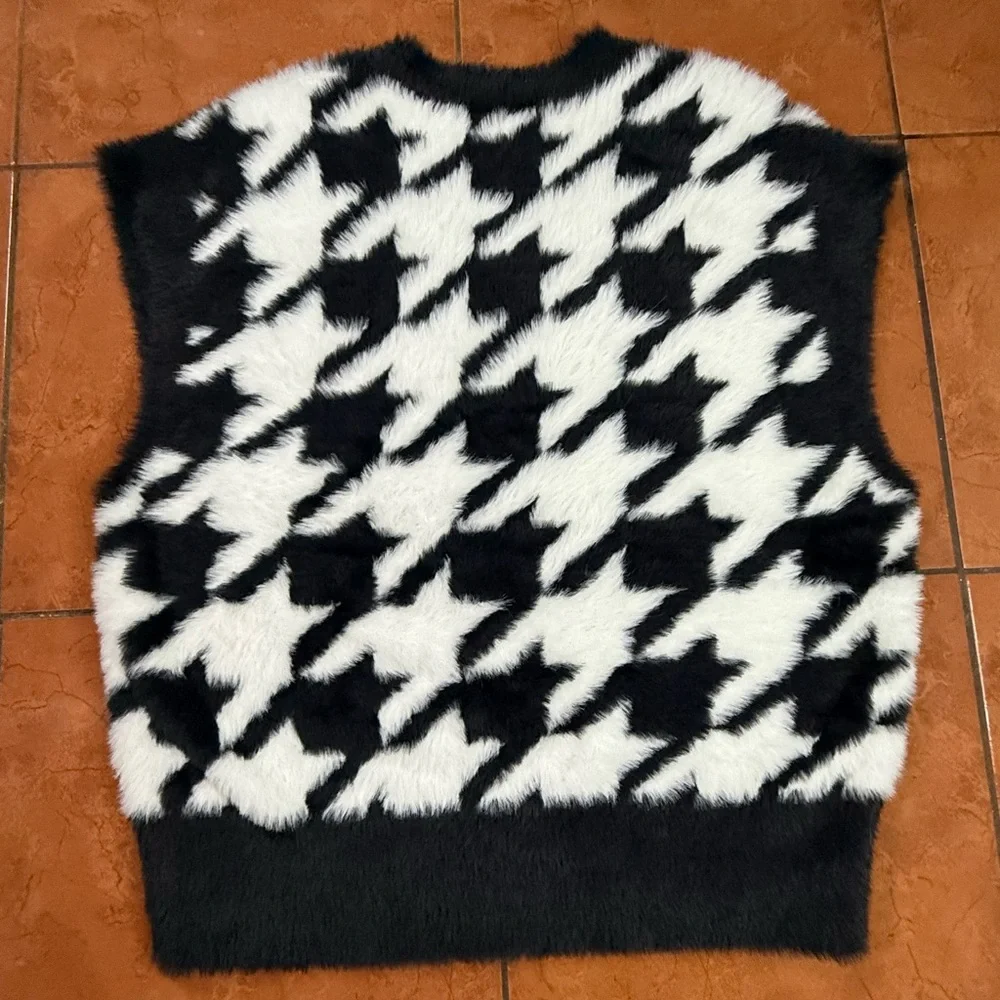 Adidas Black and White V-Neck Sweater with Bold Pattern - Picture 9 of 10